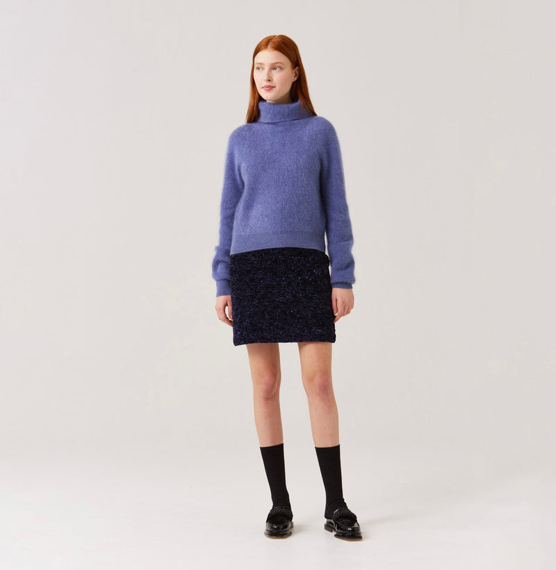 Cropped cashmere turtleneck sweater in blue.