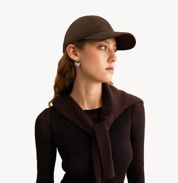 Brown baseball cap in cotton twill with embroidered monogram logo and classic coffee tones. front-view.