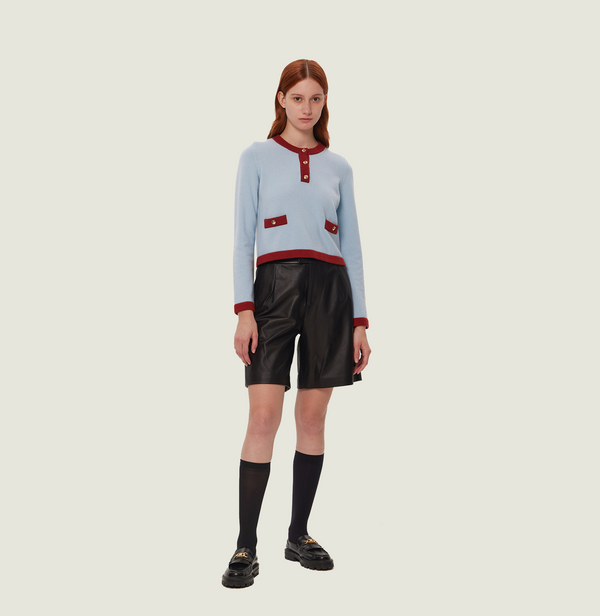 Cashmere colorblock sweater in blue and brown red with buttons in the front. front-view