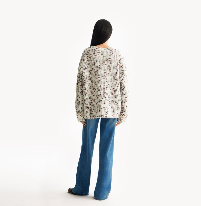 Camel melange mens crewneck sweater in wool blend with fancy yarn oversized fit seamless neckline and turned up cuffs. rear-view.