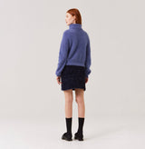 Cropped cashmere turtleneck sweater in blue.