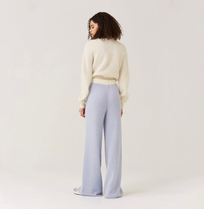 Cropped cashmere turtleneck sweater in white.