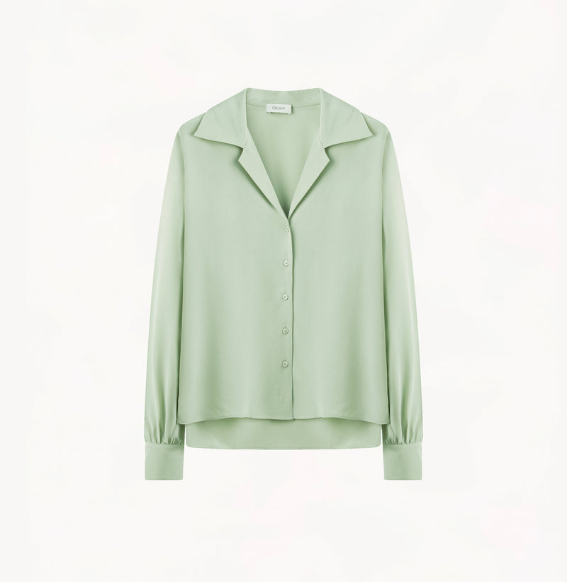 Green silk shirt with lapel and puff sleeves.