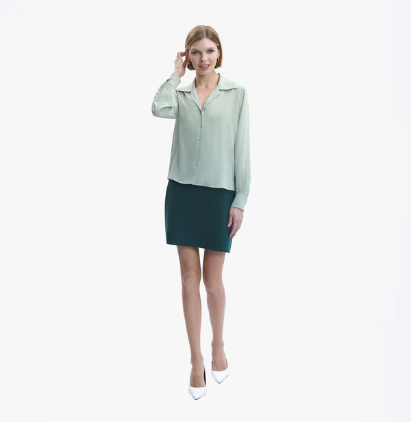 Green silk shirt with lapel and puff sleeves.