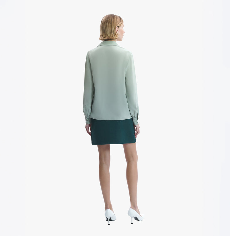 Green silk shirt with lapel and puff sleeves.