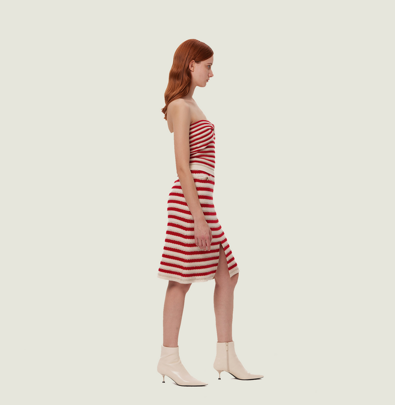 Wool long skirt with slit in red and white jacquard stripes. right-view